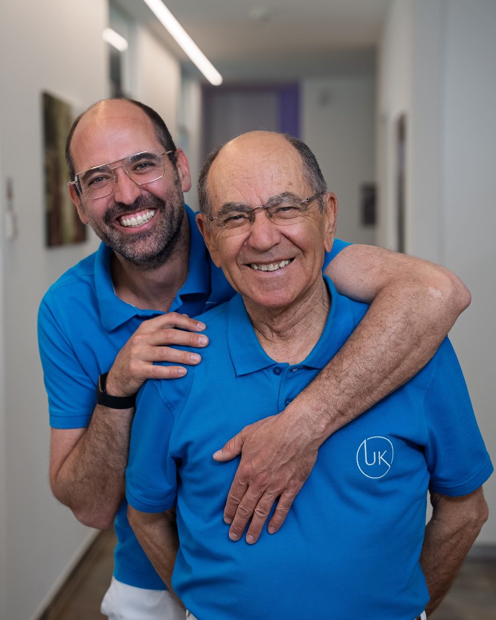 Zwei Herren aus der Praxis Dr. Köklü, Arm in Arm