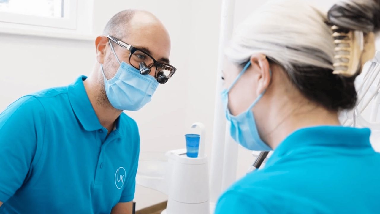 Dr. Umut Köklü und eine Kollegin bei der Behandlung